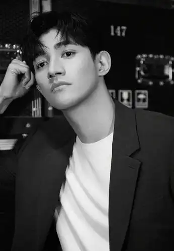 李子峰墨绿色西服帅气黑白写真