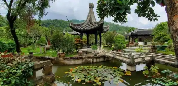 园内建筑,山水,植物相得益彰,展现出中国传统园林的精髓,是旅游和文化