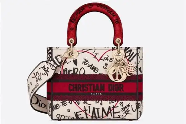 1来自 dioramour 系列,通体刺绣有 dioramour 涂鸦图案,以 38 种不同