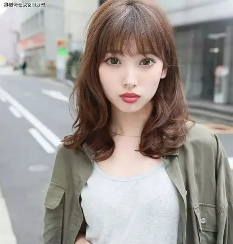 三四十岁女人发量非常多,适合烫什么发型?试试时髦减龄的弯弯烫_卷发