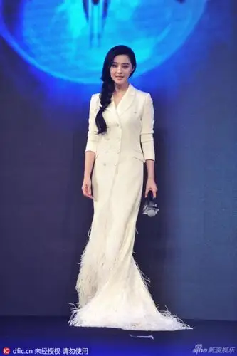 新浪娱乐讯 28日,北京,范冰冰出席某发布会,一袭白色双排扣流苏彻裙