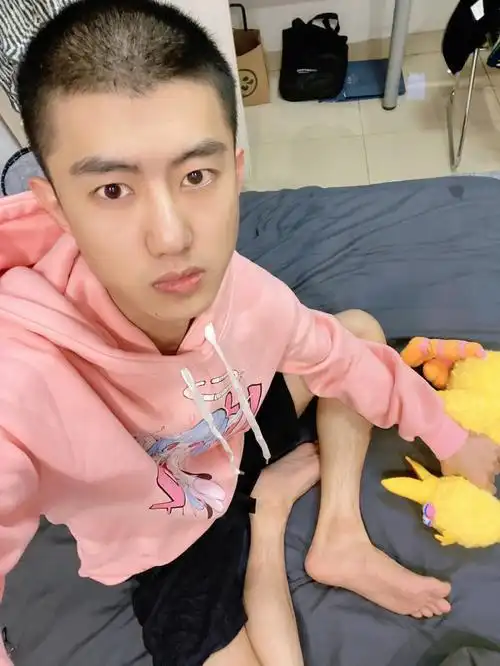 男孩子还是少穿粉红色尤其寸头男孩