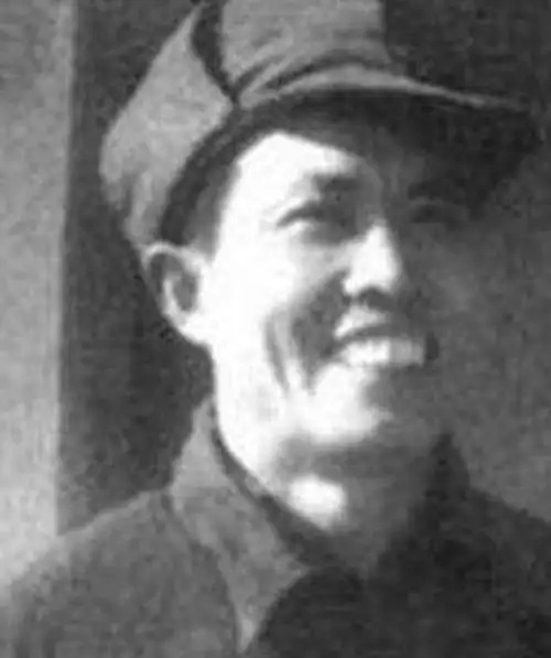 50年肖华刚调到北京,路边瞥见香烟小贩:这不是杀害黄骅的凶手吗