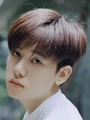 2022短发男生清爽发型  男生最帅发型图片