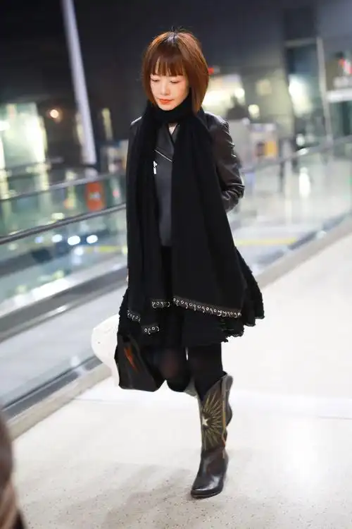 鲁豫穿西装配皮裤现身比起没时尚感的穿搭清瘦的身材更抢镜