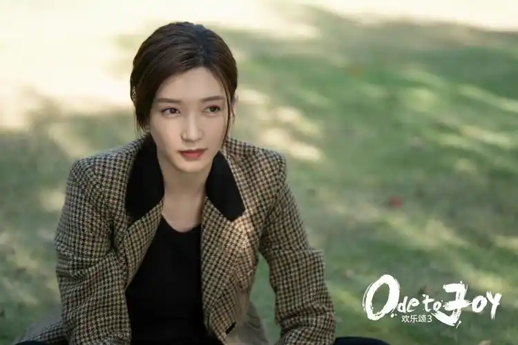 生照(江疏影晒36岁庆生照,头戴王冠笑容灿烂,手拿蛋糕与自己影子合照)