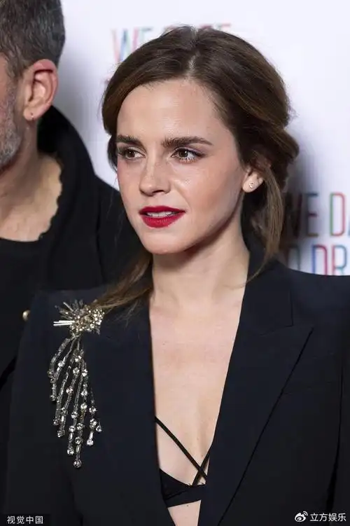 "赫敏"艾玛·沃特森现身红毯 穿真空西装大秀文胸|艾玛·沃特森|现身