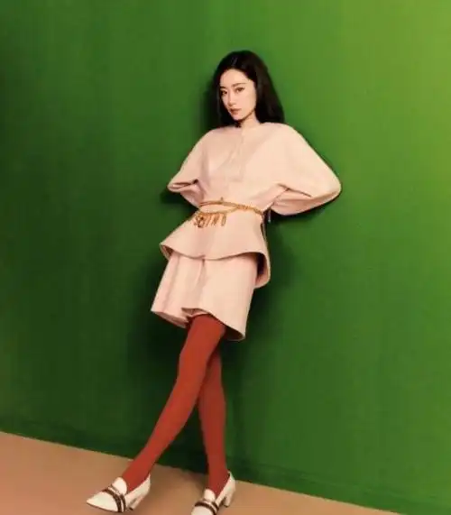 35岁张小斐晒杂志硬照眉眼冷淡红唇惑人气质优雅高级感十足