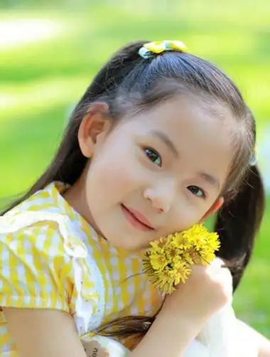 8岁小女孩如何扎马尾辫好看 剪哪些刘海修饰孩子活泼度