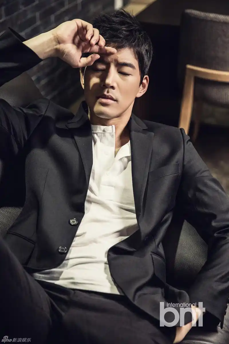 高清组图:韩星李尚允时尚大片 变身帅气台球男_高清图集_新浪网