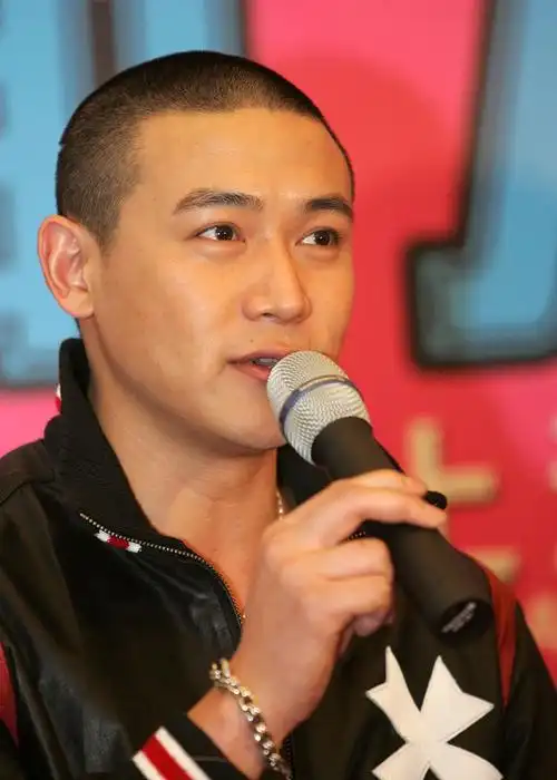 年轻时的陆毅有多帅?英姿挺拔,五官端正