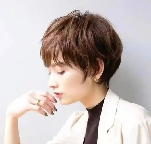 50岁女人,这才是你该烫的发型:锁骨发 大卷,谁见都夸年轻好看_短发