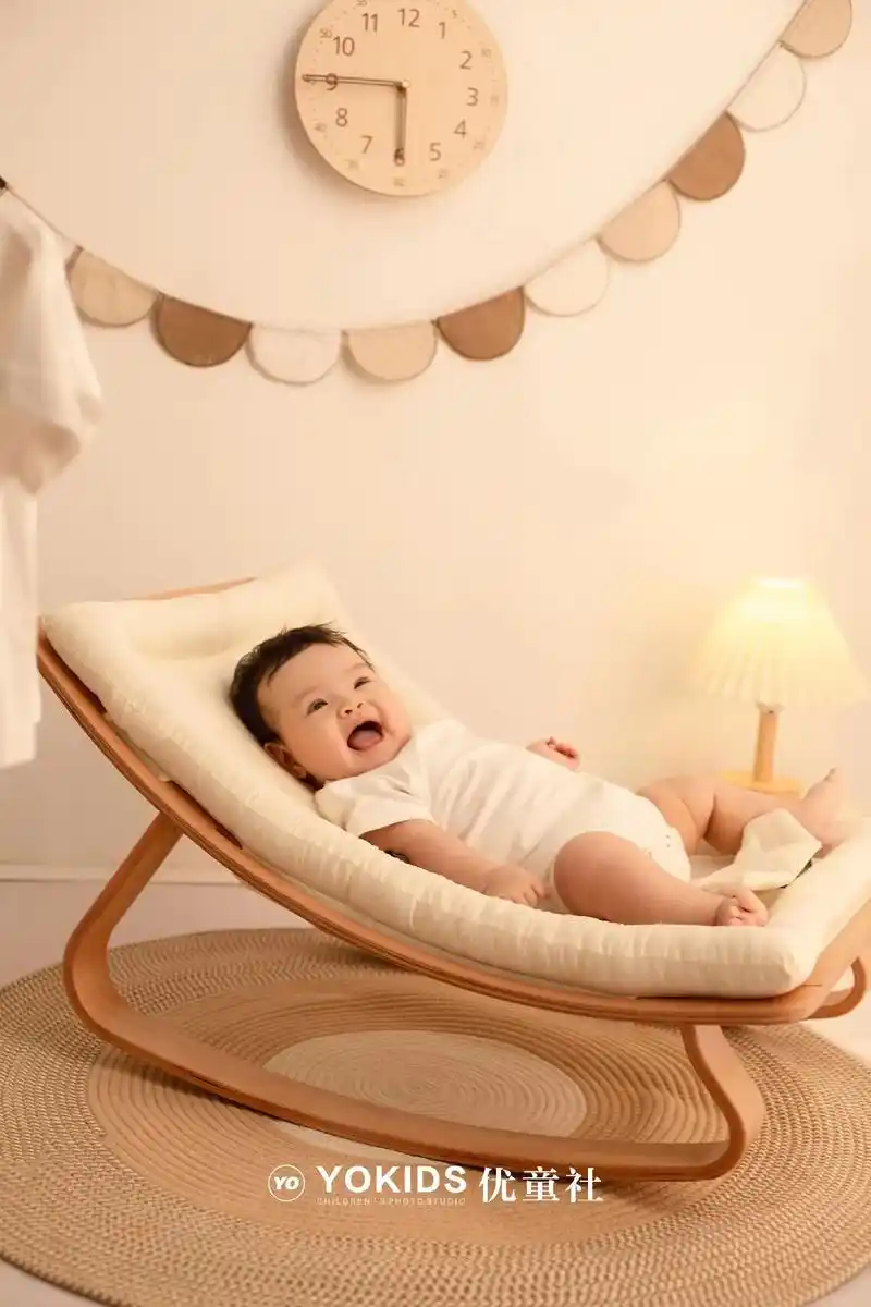 听说这样的脸叫可爱脸.无忧无虑的宝宝,躺在摇椅上巴适得很 一 - 抖音