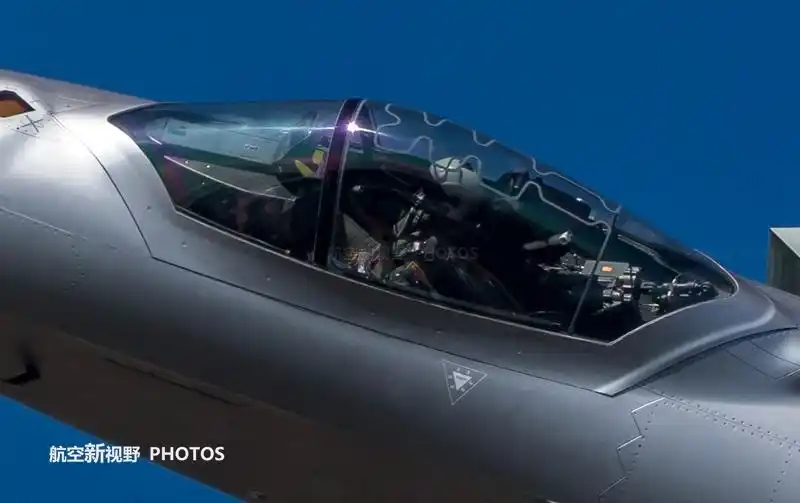 歼-20的座舱,可以看出是侧杆操纵.这也是新一代战机的标准配置.