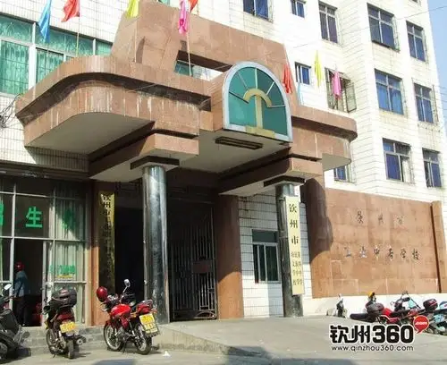 现在的四中(这里却并仅仅是四中自己的校园)我们四中现在算是"