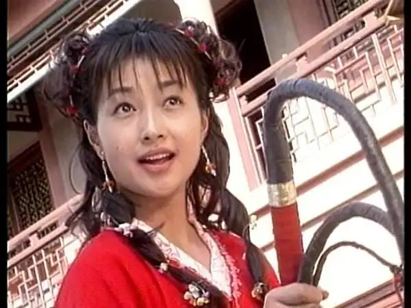 很多人都想起《绝代双骄》里李绮红饰演的小辣椒,还有港版《神雕