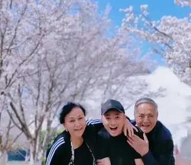 央视主持人尼格买提晒生活照 樱花树下一家三口其乐融融
