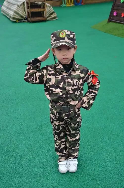 立正,稍息,向左转,向右转,敬礼,每个动作孩子们都认真的学着,训练场上