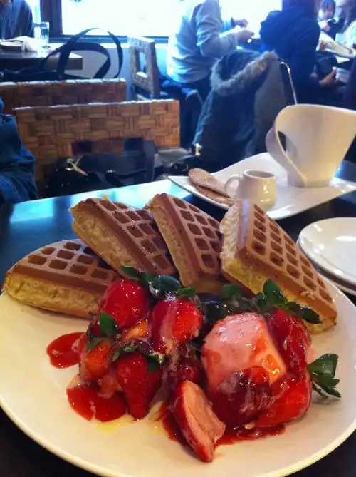 waffle with fresh strawberry and strawberry ice cream