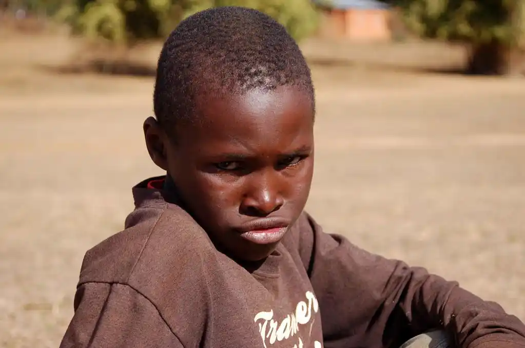 非洲上孩子-村庄 pomerini 的脸上的表情