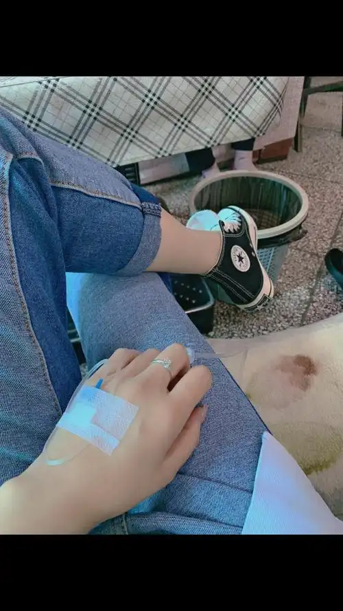 女孩子输液的时候一定要用左手,记得穿裙子,要吃糖,不能睡着!