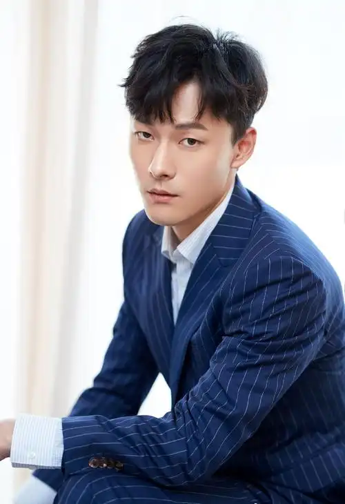 张雨剑黑色西服帅气图片