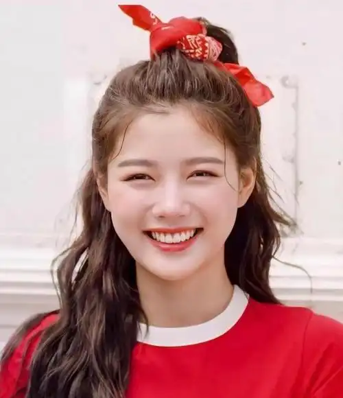 适合圆脸的发型,lisa同款初恋头清纯,空气感丸子头自带瘦脸