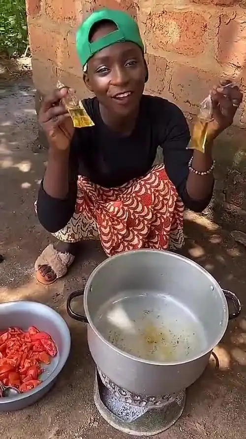 非洲黑人做饭,一点油都不浪费!