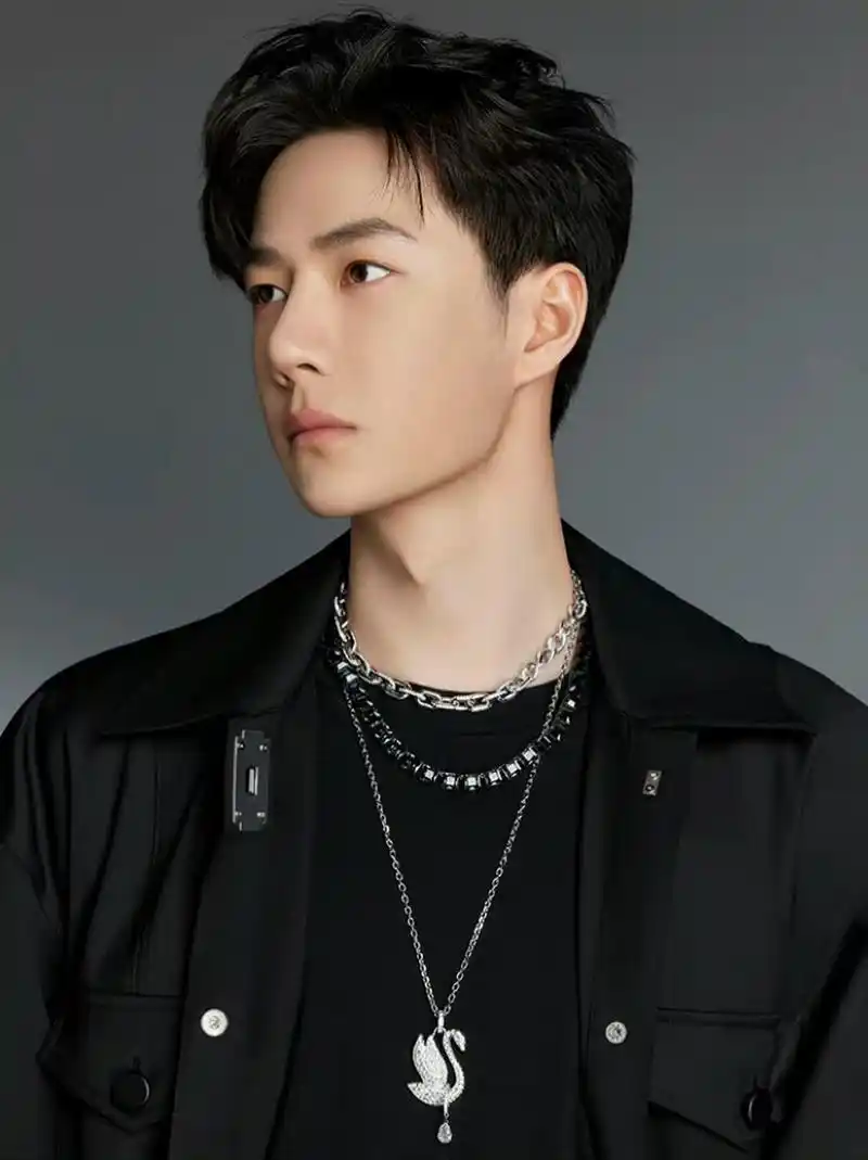 王一博酷黑衬衫穿搭  帅得好高级的一张脸!