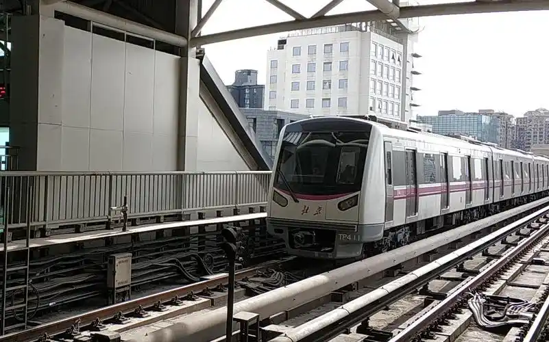 北京地铁五号线列车进站_哔哩哔哩_bilibili