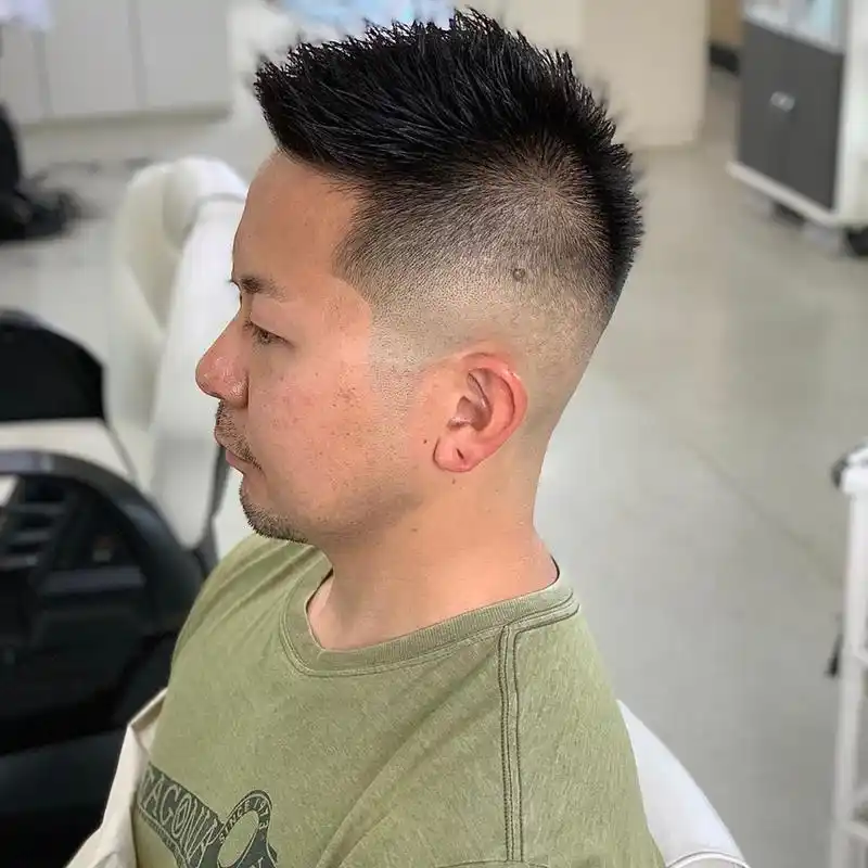 40岁左右的男士一般喜欢露出额头的发型,这款男发比较干净,顶区头发