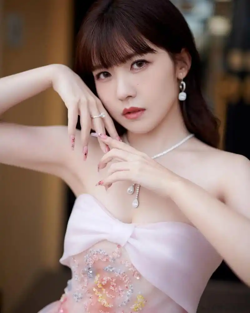 赖美云# 春日樱花抹胸裙,温柔又甜美!