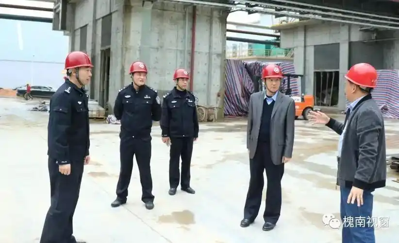 郑李成一行到金牛水泥项目建设现场,实地查看项目建设