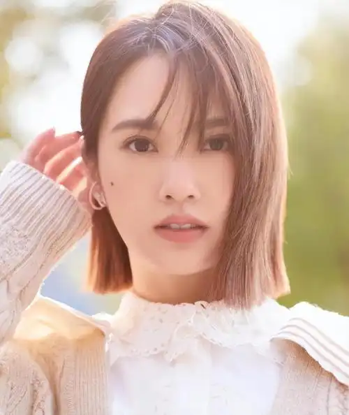 歌手杨丞琳在郑州演唱会上开玩笑2000年加入"4 in love"组合出道[2]