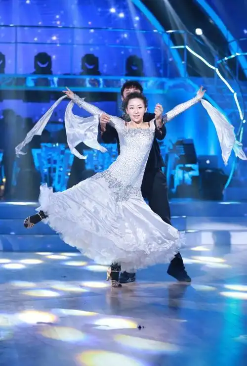 潘晓婷真人秀亮优雅舞姿 飞天造型男伴仰望