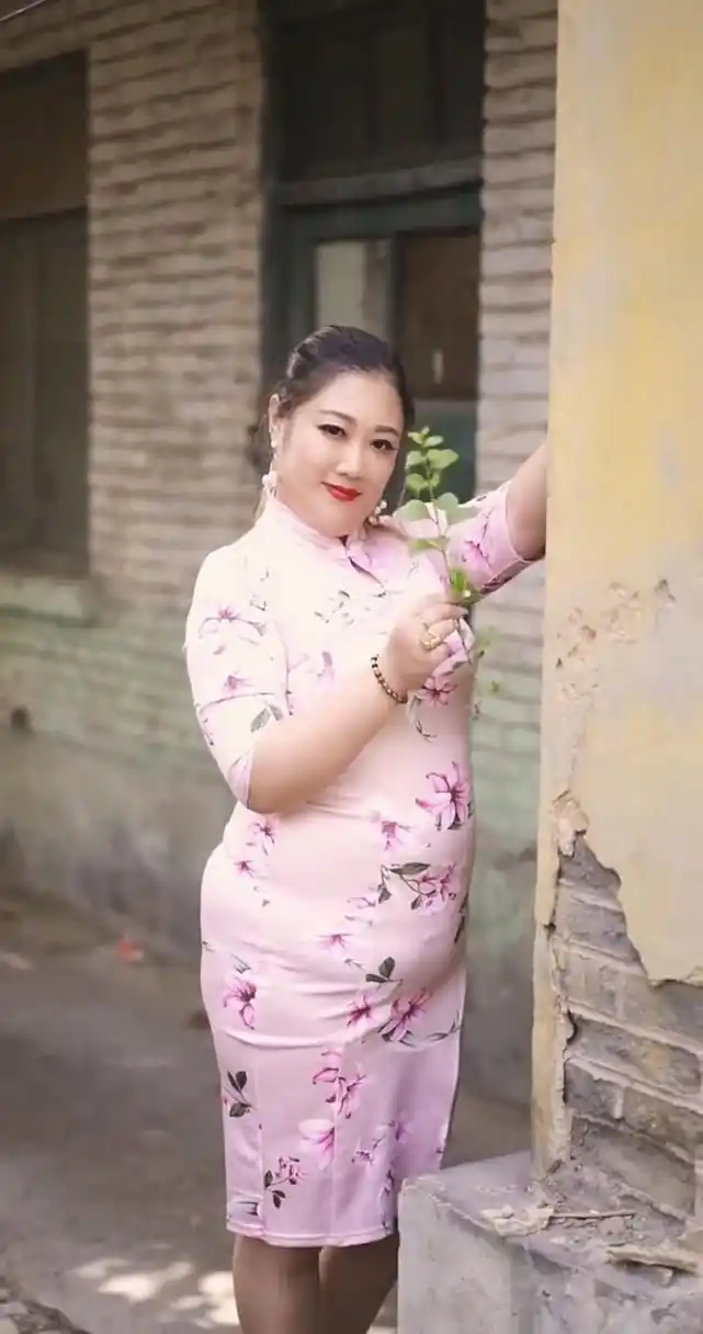 原来 胖女人>穿上旗袍,也可以这么美.[鲜花]