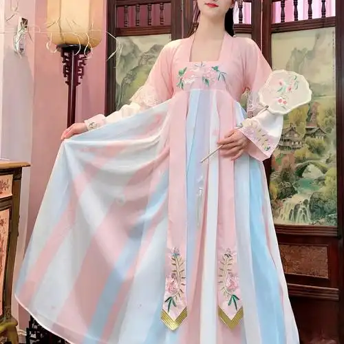 这款连衣裙真的太美了,古风元素和现代设计的完美结合,穿上它就 - 抖