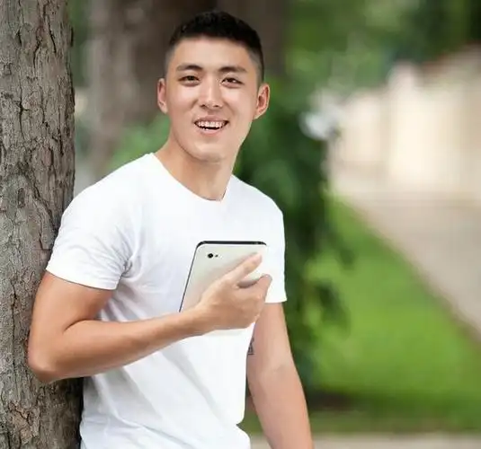 男生"两边剃光"发型潮流帅气,中间留长做造型,清爽利落显精神