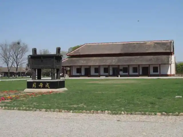 安阳殷墟nn殷墟是中国商代后期都城遗址,是中国历史上被证实的第一个