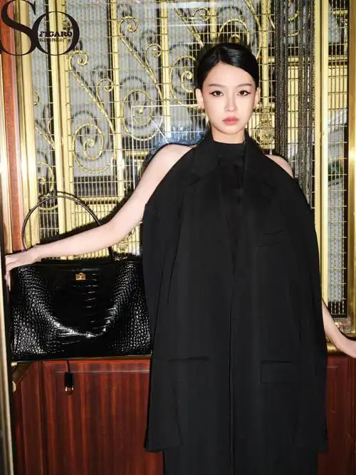 孙怡身穿全黑套装亮相balenciaga 2025春夏大秀,精致裁剪的廓形西装以