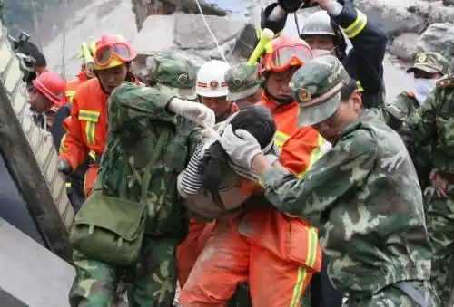 帖子主题:救灾军人最感人的21个瞬间 发表于:2008-05-17 14:12:16