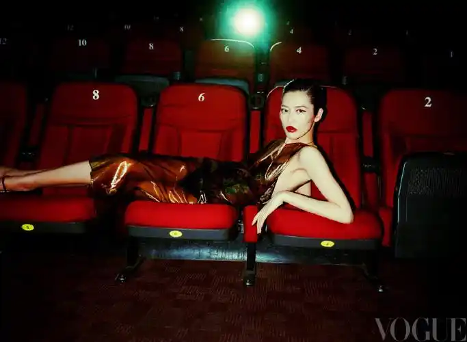 刘雯vogue六月刊封面##刘雯复古电影vogue大片