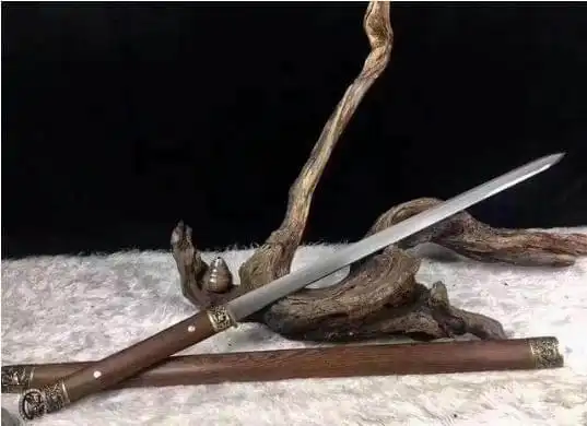 冷兵器时代的神器斩马刀据说可以把马劈成两半而得名