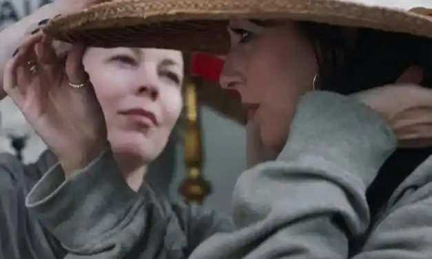 女主勒达中年后,在男性为主导的学术界取得了受人尊崇的社会地位,可这