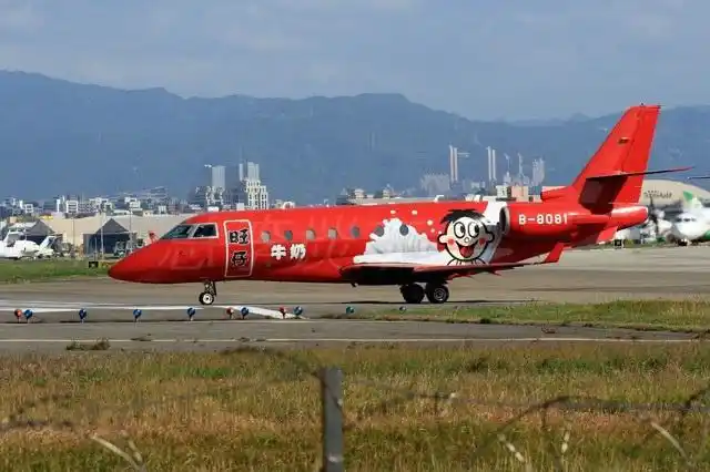 他是旺旺的创始人,19岁倾家荡产,现在拥有3驾私人飞机!