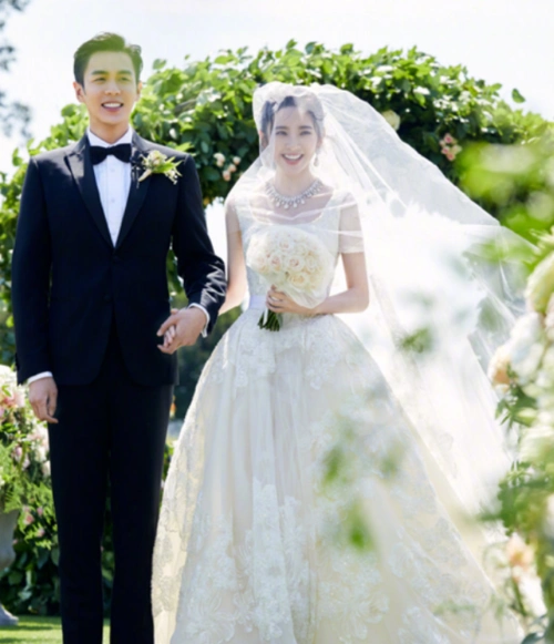 张若昀唐艺昕结婚证件照曝光 这笑容如出一辙