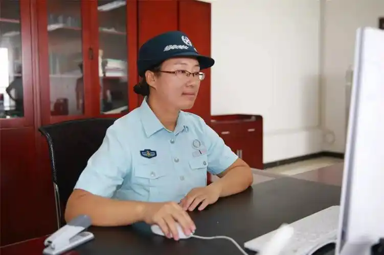 文职人员穿上新制服快来围观