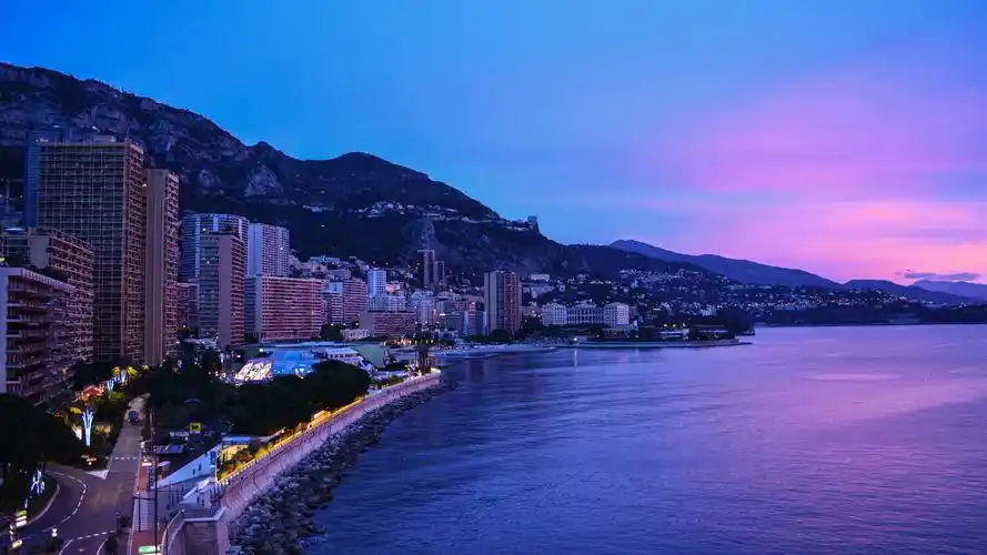 2560x1440,紫色,壁纸城市上空的紫色灯光唯美城市壁纸