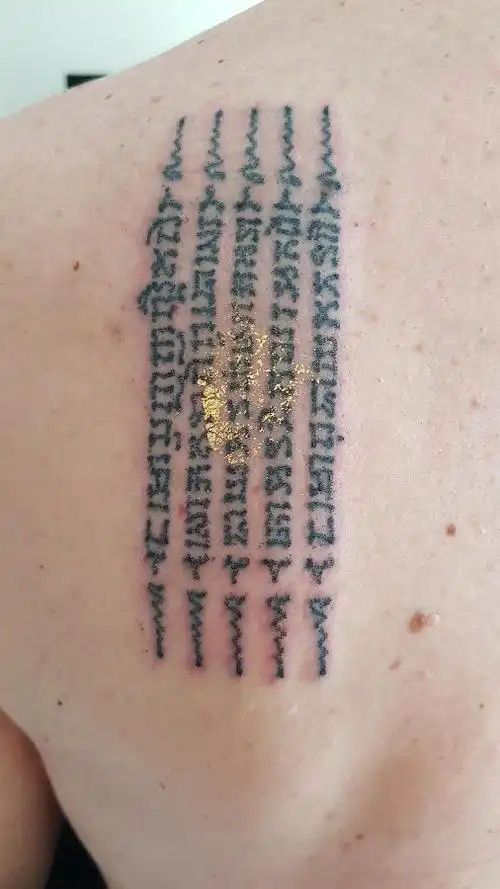 男生后背上黑色简单抽象线条梵文纹身图案