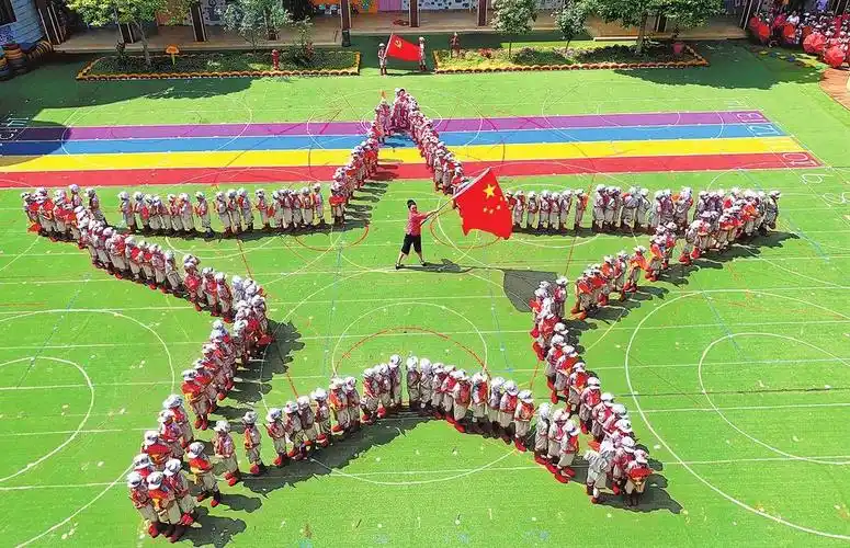 近日,灵宝市北斗星幼儿园的孩子们列队组成红旗,五角星等图案,庆祝